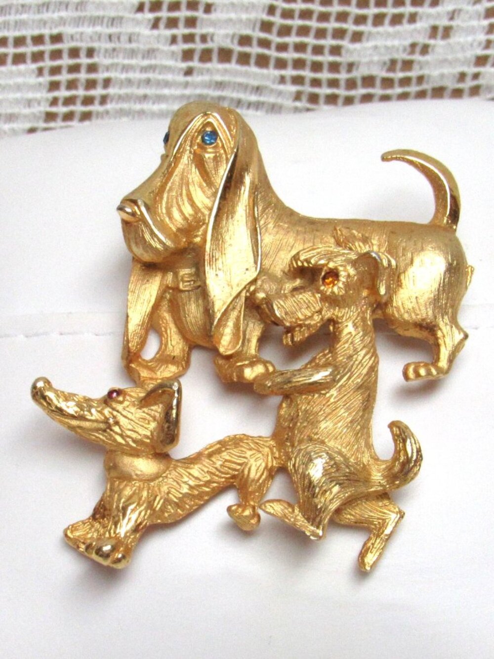 Vintage M JENT PIN Brooch Three Naughty Dogs Gold Tone Signed Costume 70s Sadue